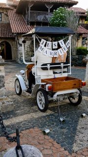 Un escenario de ensueño para un día inolvidable. ✨🤍

Frente a las impresionantes vistas del río Chavón, tuvimos el privilegio de decorar esta hermosa ceremonia de boda en la iglesia de Altos de Chavón, creando un ambiente lleno de elegancia, romanticismo y belleza natural.

Los delicados lirios cala y las flores blancas fueron los protagonistas de una decoración que resaltó la pureza y la esencia de este momento tan especial, transformando cada rincón en un escenario digno de recordar para siempre.

Agradecemos de corazón a Mafalda y a su hija @ritarussoformisano por confiar en nosotros para ser parte de este día tan significativo.

Gracias por permitirnos crear momentos llenos de belleza, amor y emociones que permanecerán para siempre. 🤍🌿

#BodaEnAltosDeChavón #CasaDeCampo #DecoraciónDeBodas #LiriosCala #FloresBlancas WeddingDesign BodasRD DecoraciónFloral EventosEspeciales MomentosInolvidables